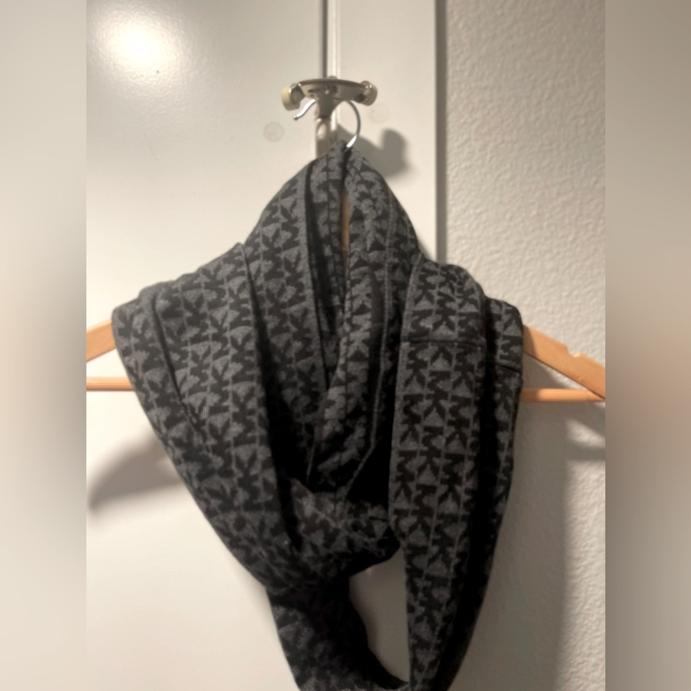 🧣Michael Kors Scarf🧣